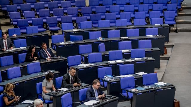 Leere Plätze im Bereich der AfD-Fraktion, nachdem die AfD-Abgeordneten den Plenarsaal geschlossen verlassen hatten. Leere Plätze im Bereich der AfD-Fraktion, nachdem die AfD-Abgeordneten den Plenarsaal geschlossen verlassen hatten.