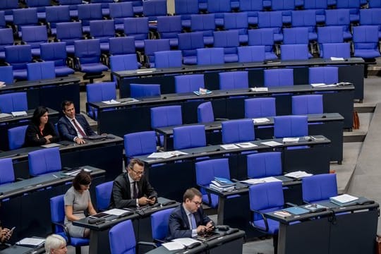Leere Plätze im Bereich der AfD-Fraktion, nachdem die AfD-Abgeordneten den Plenarsaal geschlossen verlassen hatten.