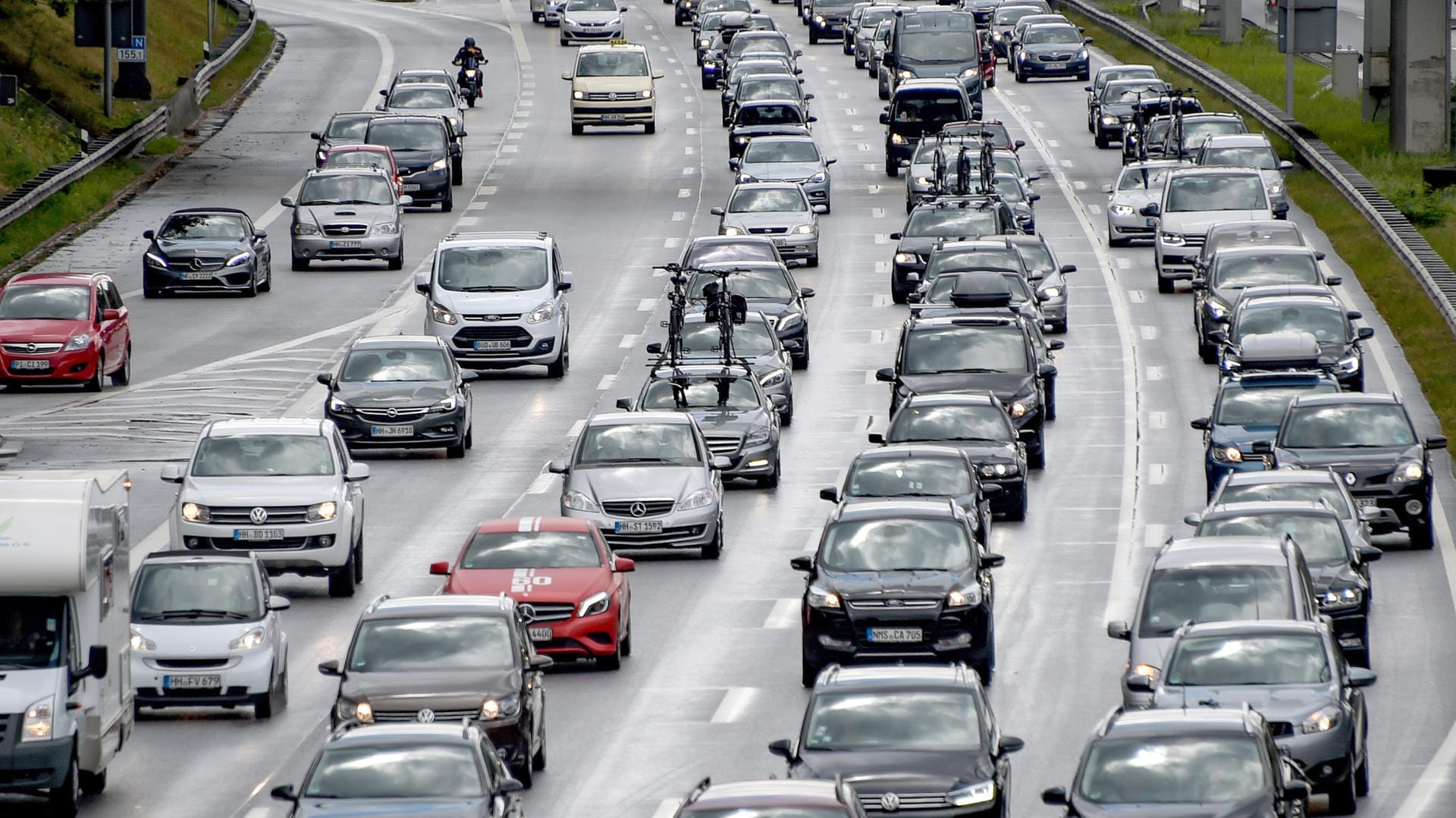 Stau auf der A7: Auch wenn die Sommerferien in allen Bundesländern vorbei sind, kann es am Wochenende zu dichtem Verkehr auf den Autobahnen kommen.