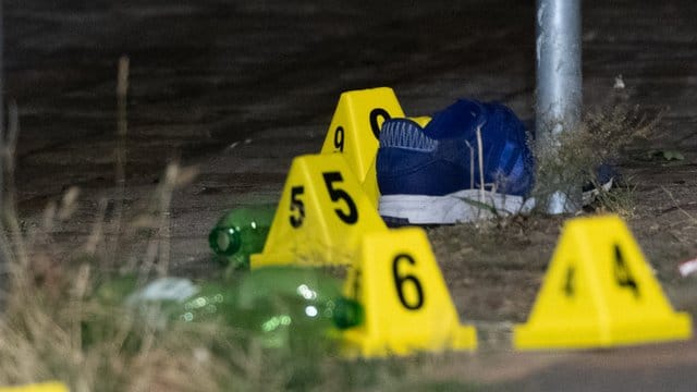 Spurensicherung an einem Zugang zum Tempelhofer Feld, wo der Berliner Intensivtäter von Schüssen getroffen worden war.