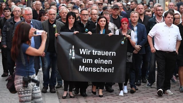 Köthen: Teilnehmer einer Kundgebung für den 22-Jährigen.