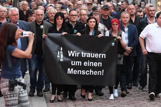 Köthen: Teilnehmer einer Kundgebung für den 22-Jährigen.