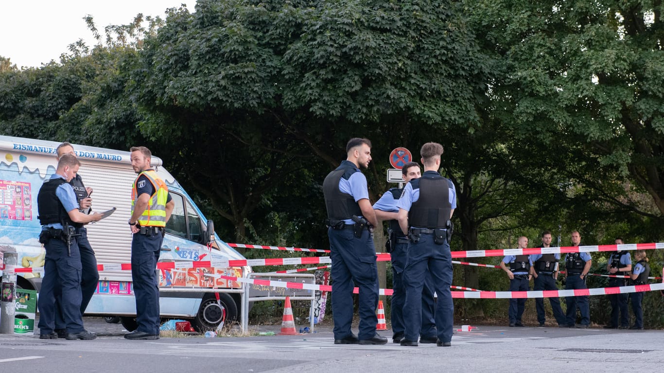 Polizisten stehen am Tatort am Tempelhofer Feld: Nach dem Mord an Nidal R. will die Polizei auf seiner Trauerfreier Präsenz zeigen.