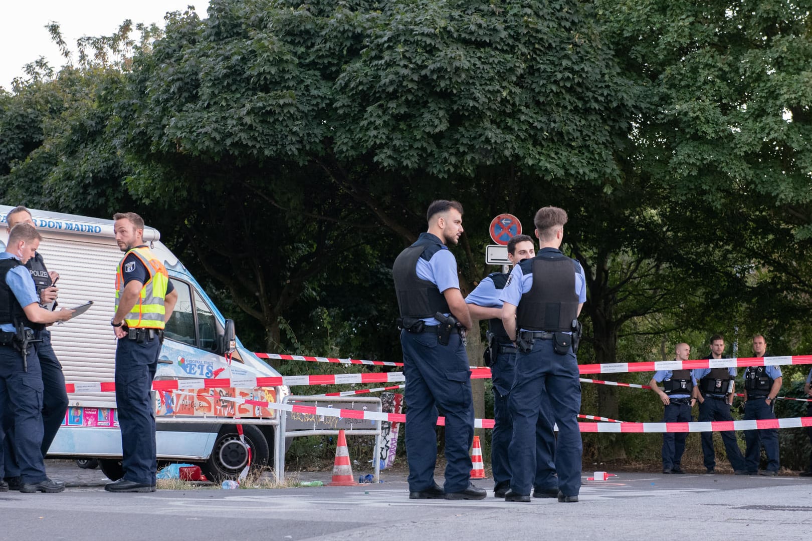 Polizisten stehen am Tatort am Tempelhofer Feld: Nach dem Mord an Nidal R. will die Polizei auf seiner Trauerfreier Präsenz zeigen.