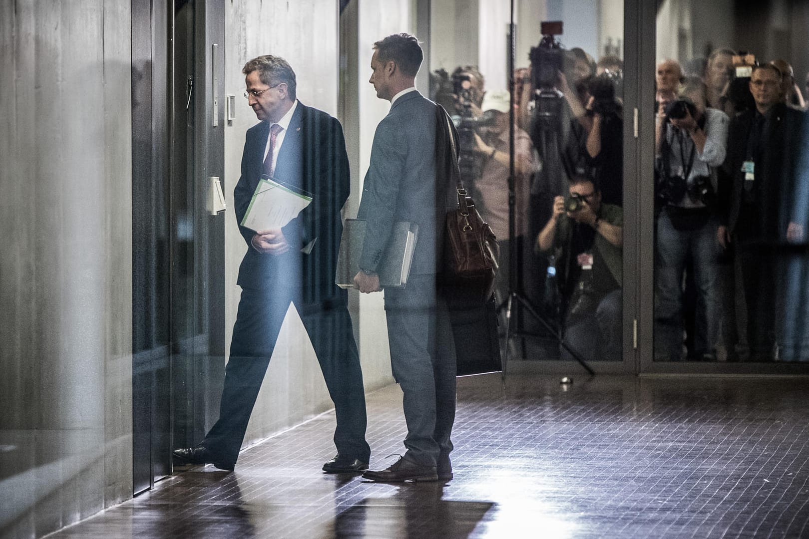 Hans-Georg Maaßen, Präsident des Bundesamts für Verfassungsschutzes (l.), auf dem Weg Parlamentarischen Kontrollgremium: Nicht nur er selbst ist unter Druck, auch seine Behörde.