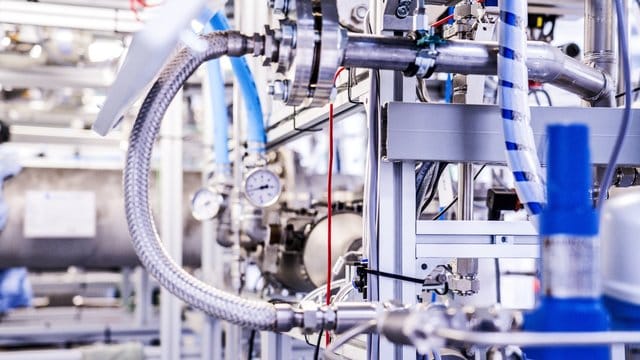 Ein Versuchsaufbau der LOHC-Technologie, die eine einfache und effiziente Möglichkeit der Speicherung und des Transports von Wasserstoff ermöglicht. Ein Versuchsaufbau der LOHC-Technologie, die eine einfache und effiziente Möglichkeit der Speicherung und des Transports von Wasserstoff ermöglicht.