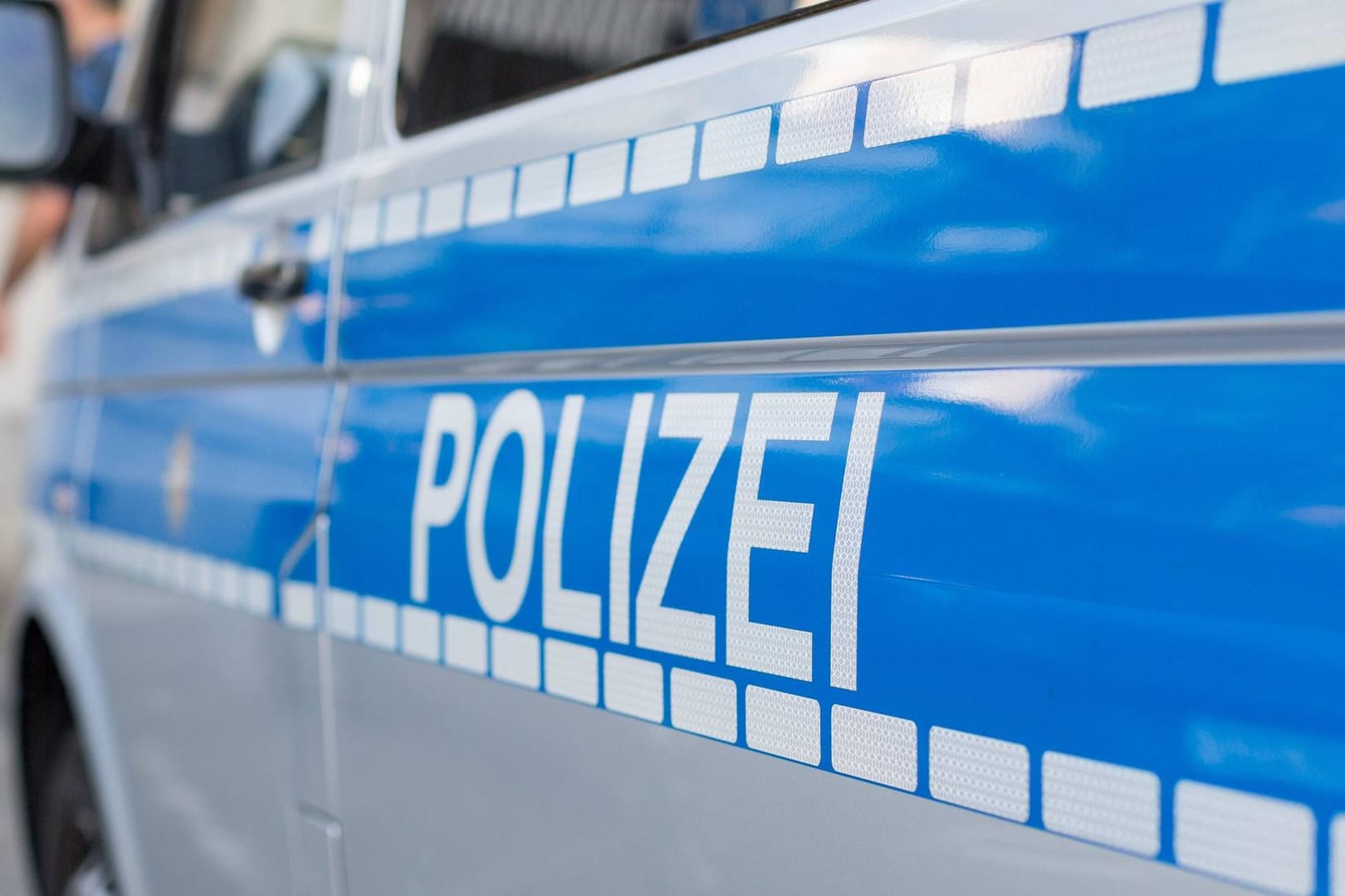 Polizeiauto: Die Staatsanwaltschaft ermittelt unter anderem wegen Bestechlichkeit und Beteiligung am Betäubungsmittelhandel gegen einen Berliner Polizisten.