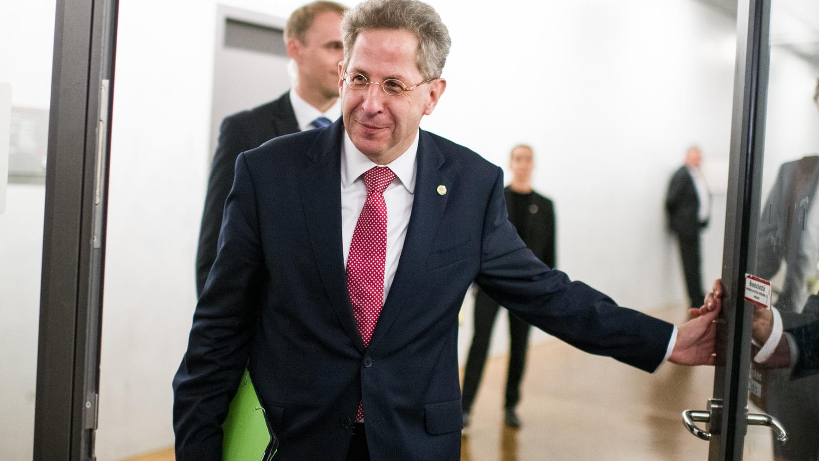 Hans-Georg Maaßen kommt aus der Sitzung im Deutschen Bundestag. Der Verfassungsschutzchef muss sich wegen seiner Interview-Äußerung, es habe in Chemnitz keine "Hetzjagden" gegeben, erklären