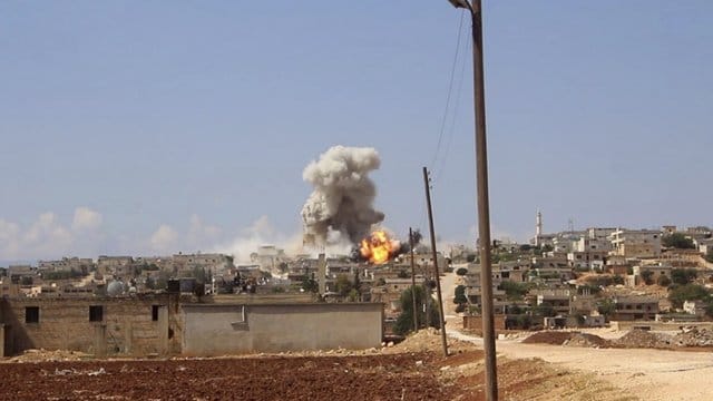 Luftangriff der syrischen Regierung in Hobeit in der Nähe von Idlib. Luftangriff der syrischen Regierung in Hobeit in der Nähe von Idlib.