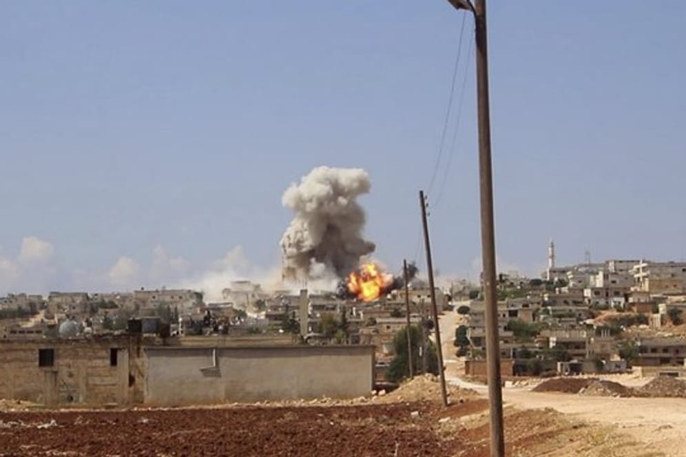 Luftangriff der syrischen Regierung in Hobeit in der Nähe von Idlib.