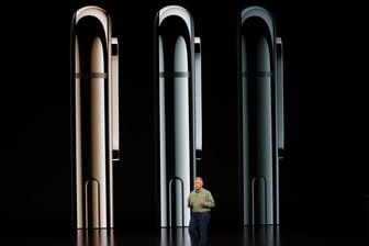 Apple-Event: Philip W. Schiller präsentiert die neuen iPhones.