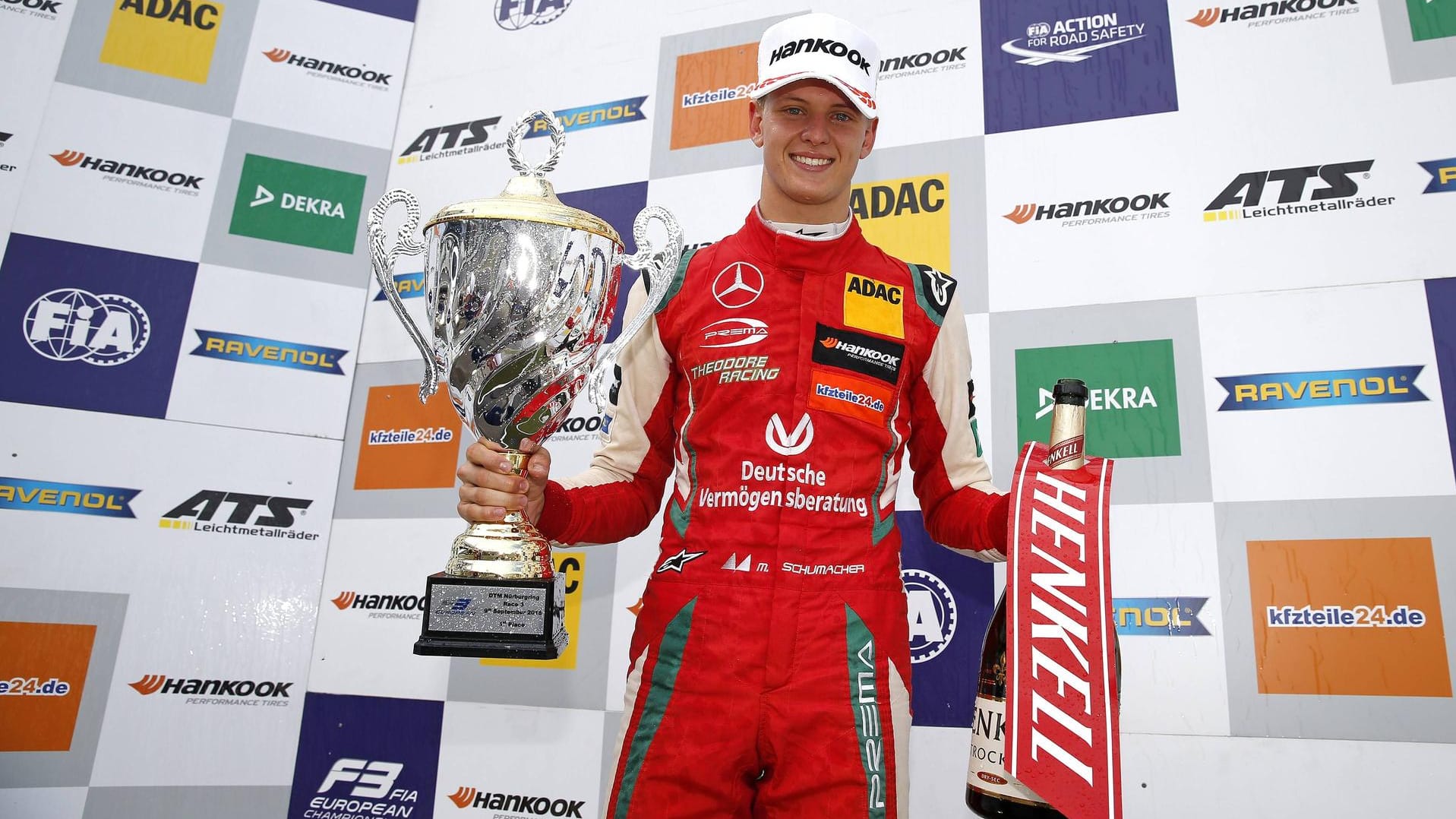 Mick Schumacher jubelt auf dem Nürburgring.