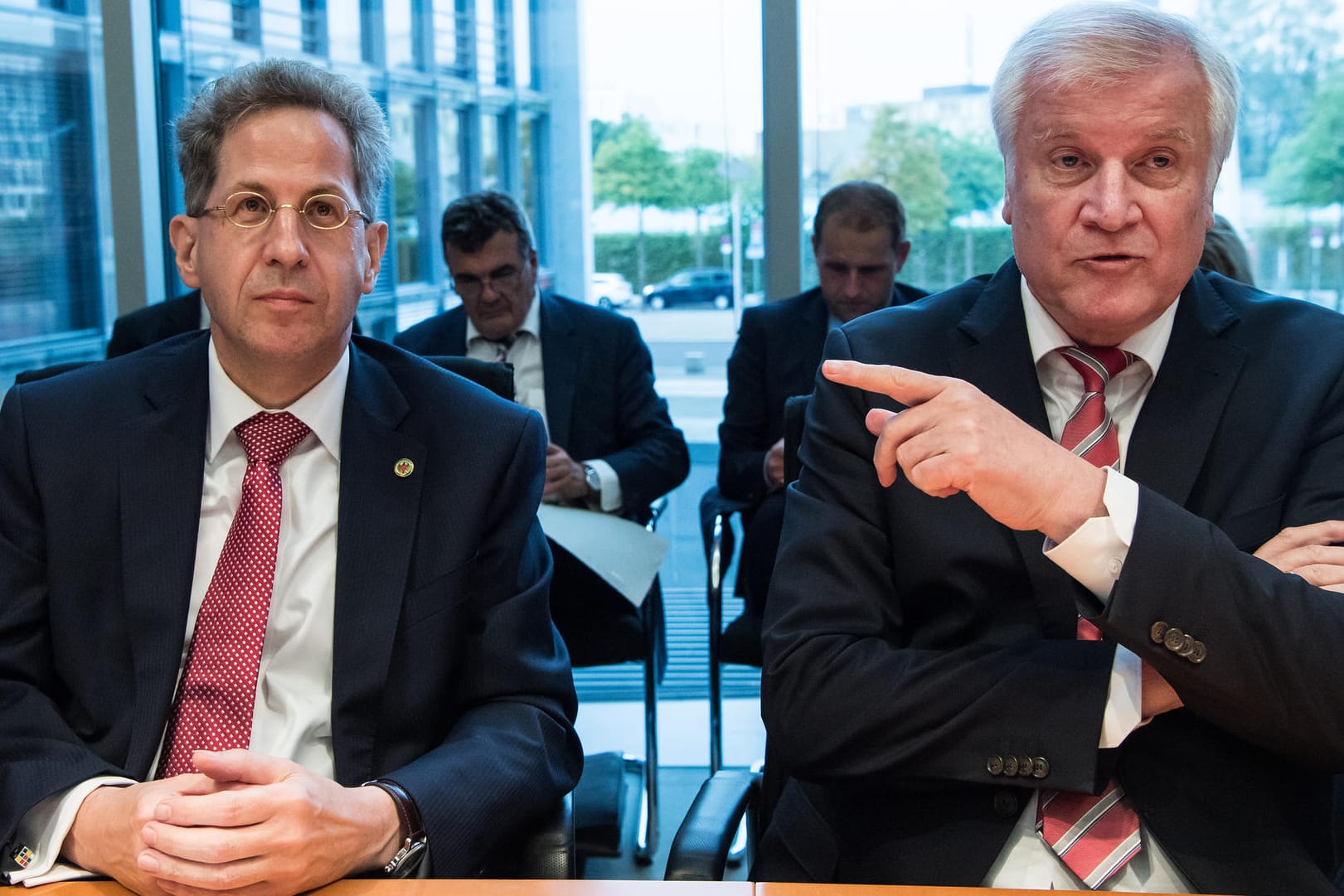 Horst Seehofer und Hans-Georg Maaßen bei der Sondersitzung des Innenausschusses im Deutschen Bundestag: Der Verfassungsschutzchef muss sich wegen seiner Interview-Äußerung, es habe in Chemnitz keine "Hetzjagden" gegeben, erklären.
