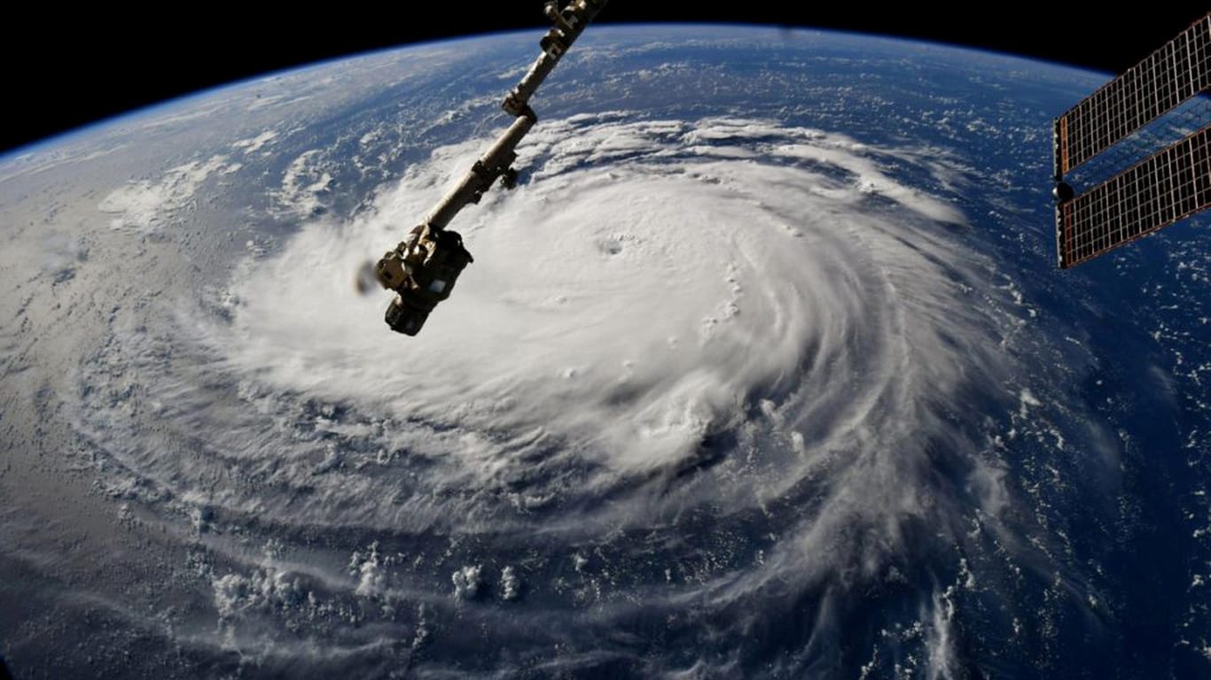 Hurrikan "Florence" über dem Atlantischen Ozean: Der Sturm wird am Donnerstagabend (Ortszeit) auf das amerikanische Festland treffen. Das Nationale Hurrikan-Zentrum sprach von einer lebensgefährlichen Situation.