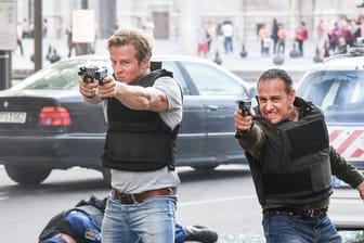 Die Schauspieler Daniel Roesner als Polizist Paul Renner (l) und Erdogan Atalay als Polizist Semir Gerkhan in Budapest.