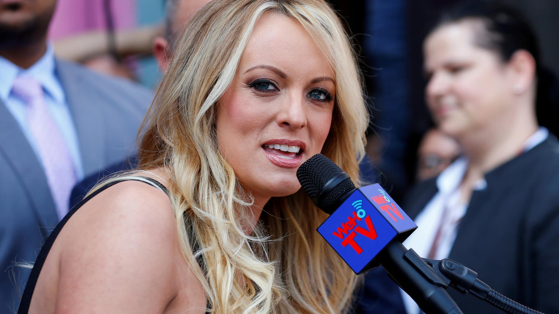 Stormy Daniels: Die Pornodarstellerin will in einem Buch über ihre angebliche Affäre mit Donald Trump auspacken. Stormy Daniels: Die Pornodarstellerin will in einem Buch über ihre angebliche Affäre mit Donald Trump auspacken.