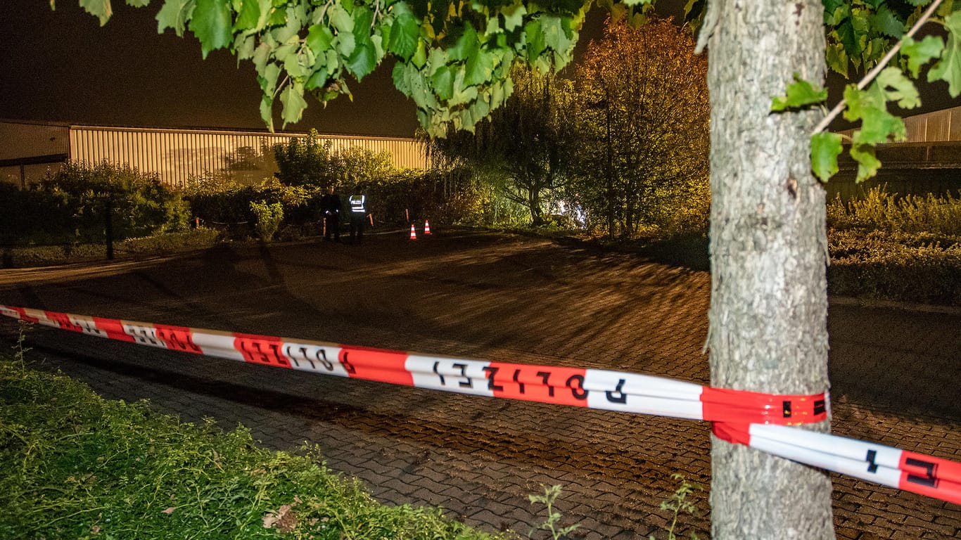 Absperrband der Polizei am Fundort einer Frauenleiche: Nach dem Fund der Leiche in Hamm ist ein 24-jähriger Tatverdächtiger festgenommen worden.