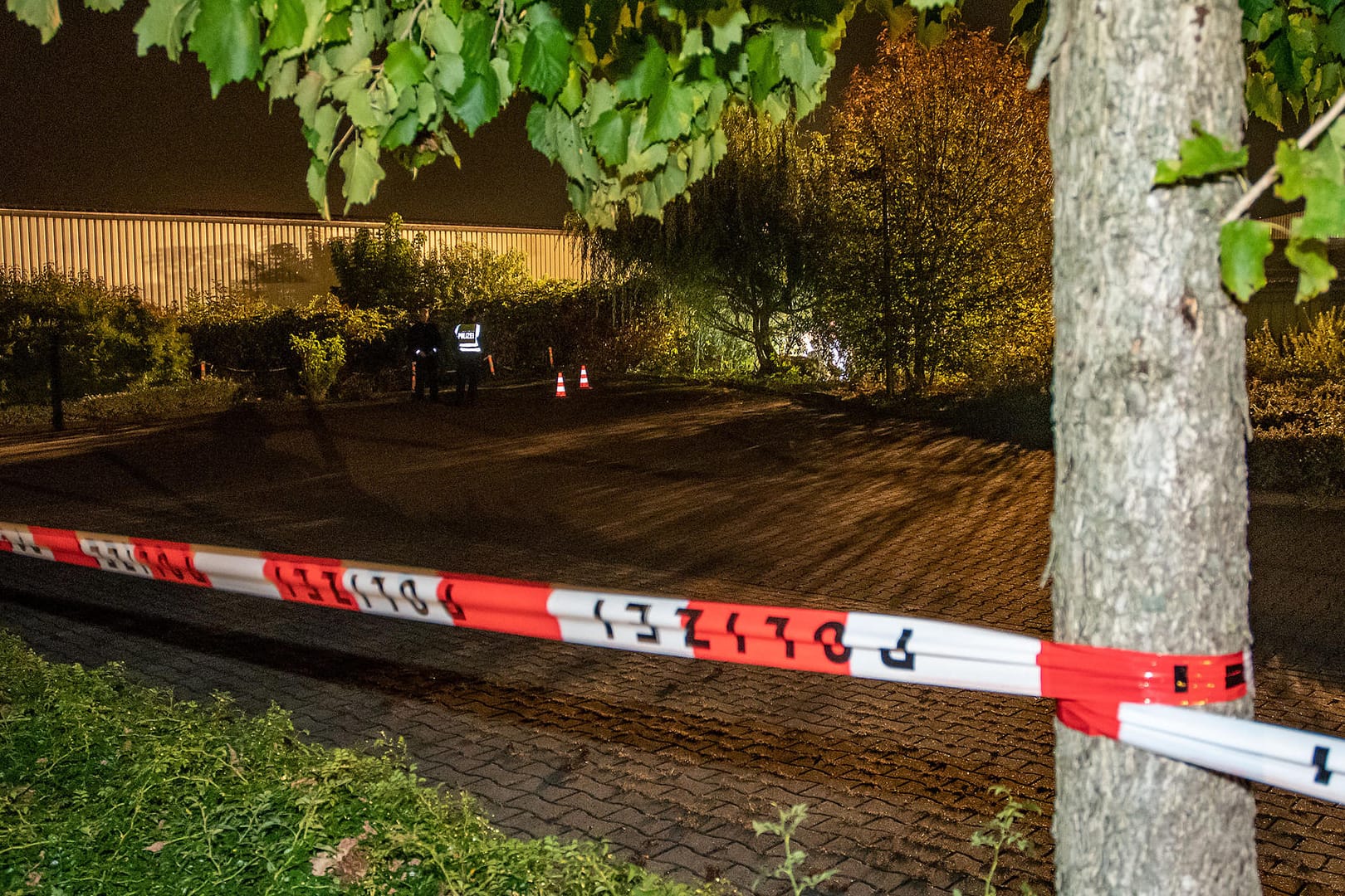 Absperrband der Polizei am Fundort einer Frauenleiche: Nach dem Fund der Leiche in Hamm ist ein 24-jähriger Tatverdächtiger festgenommen worden.
