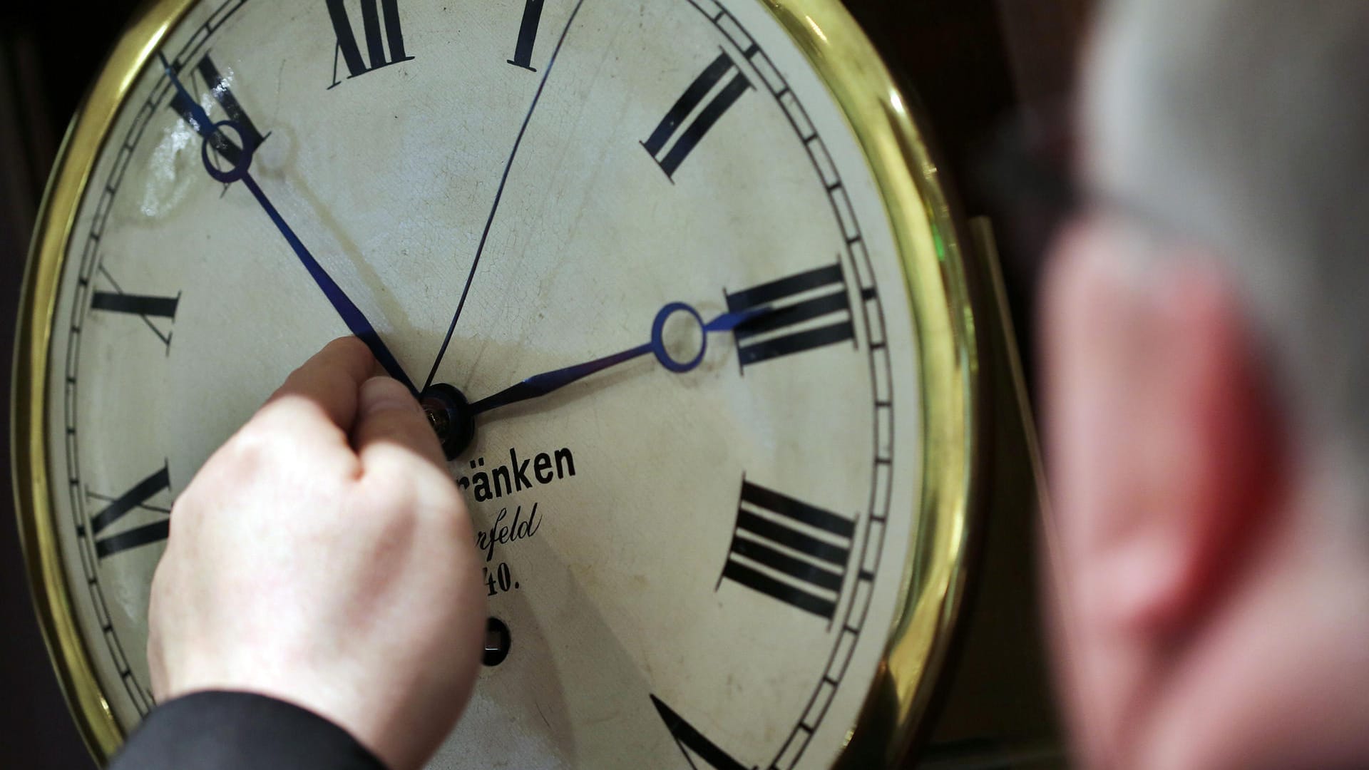 Ein Uhrenhändler stellt eine Uhr um: Die EU-Kommission drückt beim Abschied von der Zeitumstellung aufs Tempo.