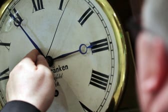 Ein Uhrenhändler stellt eine Uhr um: Die EU-Kommission drückt beim Abschied von der Zeitumstellung aufs Tempo.
