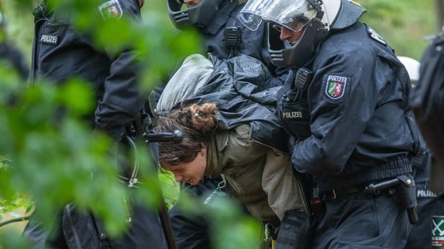 Grüne und Linke verurteilten die Räumung als Machtdemonstration und Provokation. Grüne und Linke verurteilten die Räumung als Machtdemonstration und Provokation.