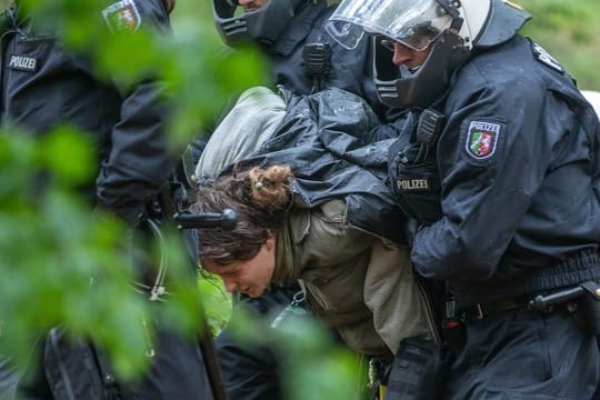 Grüne und Linke verurteilten die Räumung als Machtdemonstration und Provokation.