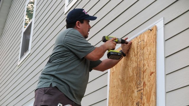 Vernagelt: Errol Thomas verbarrikadiert ein Fenster seines Hauses in der Nähe von Charleston.