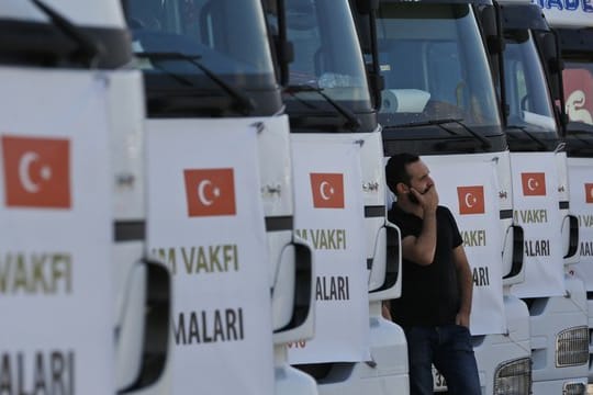 Ein LKW-Fahrer wartet vor seinem Wagen, um Hilfsgüter von einer türkischen regierungsnahen Hilfsorganisation nach Idlib zu bringen.