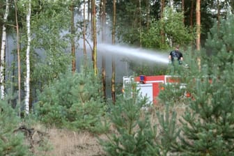 Einsatz in Brandenburg: Einsatzkräfte der Feuerwehr löschen einen Waldbrand in der Lieberoser Heide.