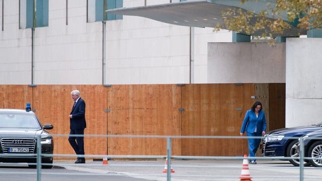 Horst Seehofer und Andrea Nahles kommen nach dem Treffen mit Kanzlerin Merkel aus dem Bundeskanzleramt. Horst Seehofer und Andrea Nahles kommen nach dem Treffen mit Kanzlerin Merkel aus dem Bundeskanzleramt.
