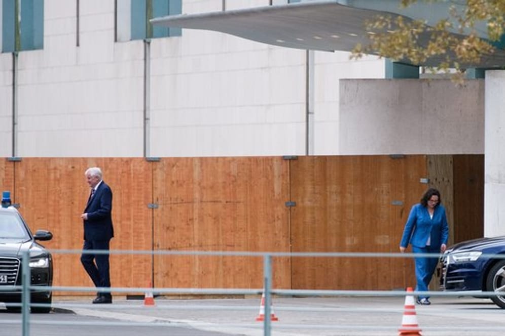 Horst Seehofer und Andrea Nahles kommen nach dem Treffen mit Kanzlerin Merkel aus dem Bundeskanzleramt.