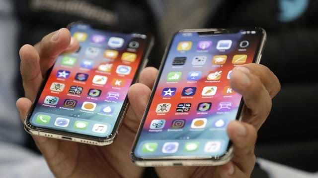 Mit den neuen iPhone XS (l) und XS Max bringt Apple auch eine neue iOS-Version heraus.