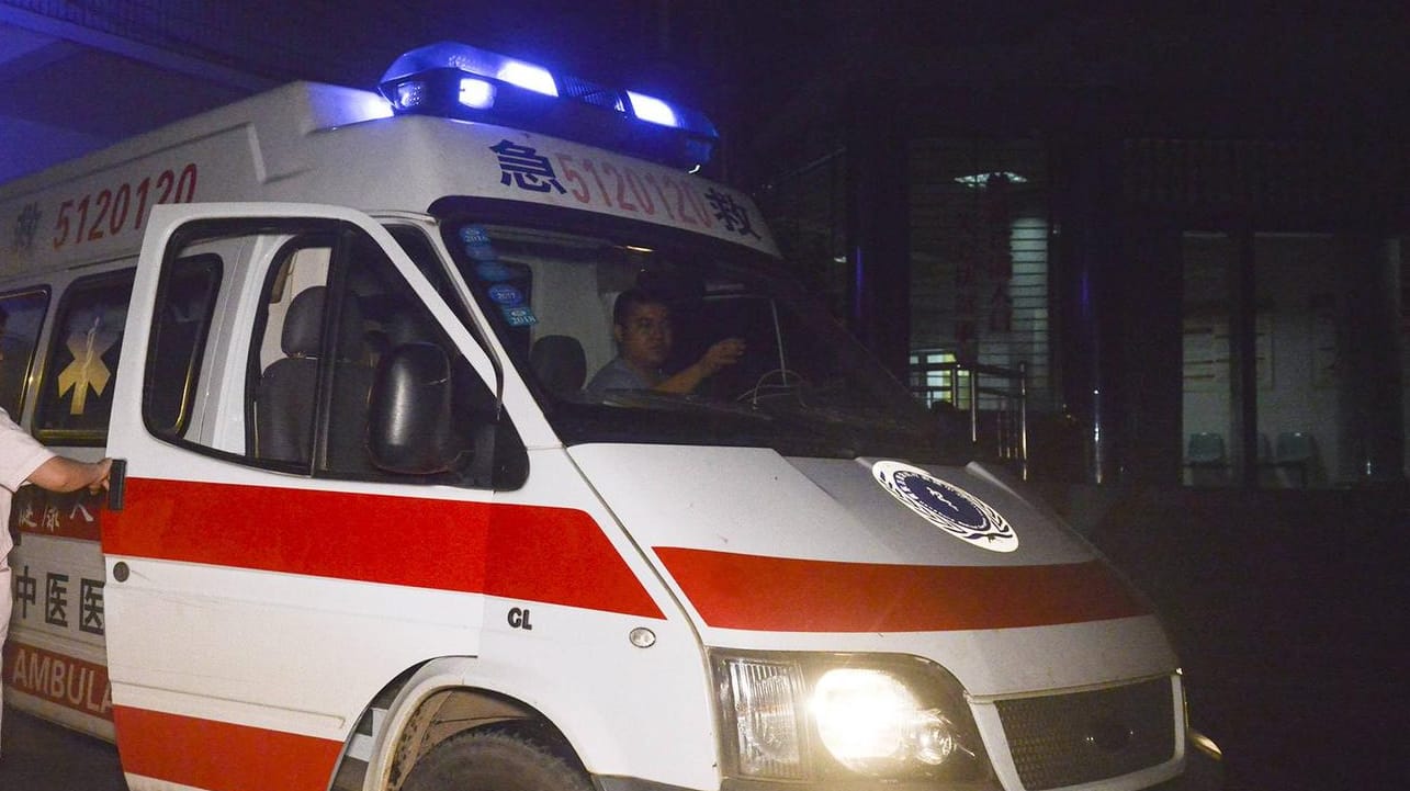 Ein chinesischer Krankenwagen: Fast 50 Menschen wurden bei dem Unglück verletzt. (Archivbild) Ein chinesischer Krankenwagen: Fast 50 Menschen wurden bei dem Unglück verletzt. (Archivbild)