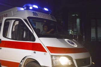 Ein chinesischer Krankenwagen: Fast 50 Menschen wurden bei dem Unglück verletzt. (Archivbild)