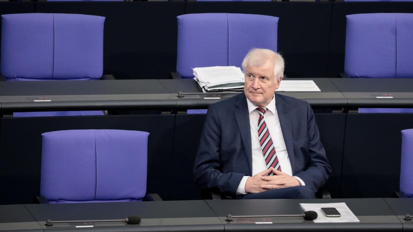 Horst Seehofer im Bundestag: Eine Abgeordnete der Grünen fordert seinen Rücktritt.
