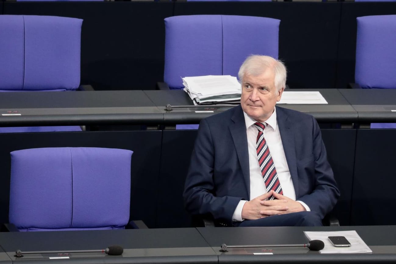 Horst Seehofer im Bundestag: Eine Abgeordnete der Grünen fordert seinen Rücktritt.