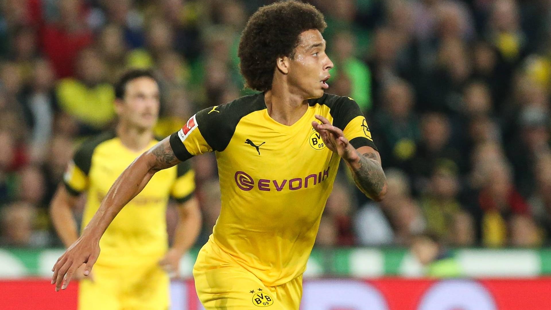 Der neue Mittelfeldspieler Axel Witsel im BVB-Trikot – in diesem Fall mit Hauptsponsor auf der Brust.