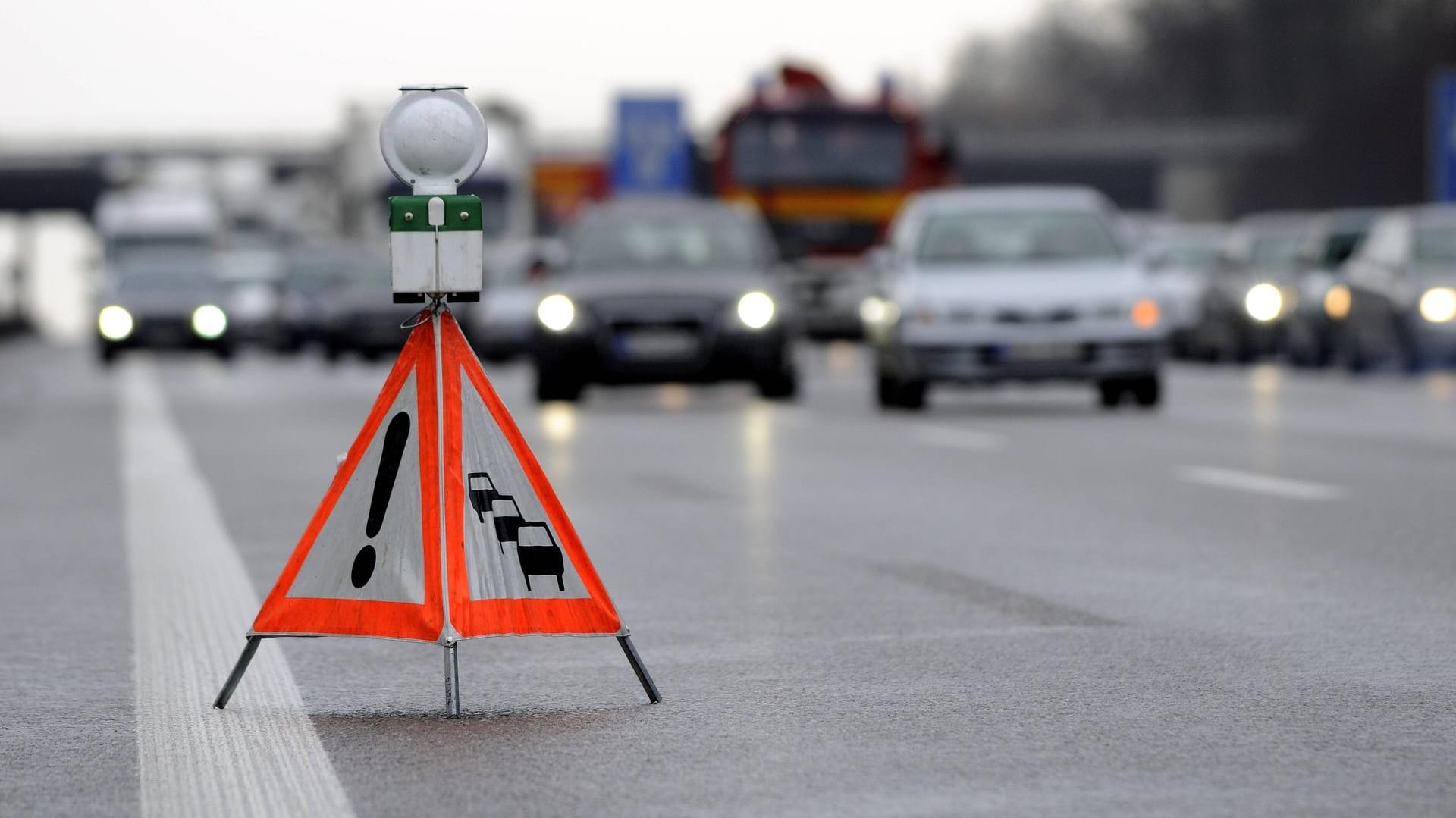 Warndreieck auf der Autobahn: Eine Frau hat bei einem Auffahrunfall ihr Leben verloren. (Symbolbild) Warndreieck auf der Autobahn: Eine Frau hat bei einem Auffahrunfall ihr Leben verloren. (Symbolbild)