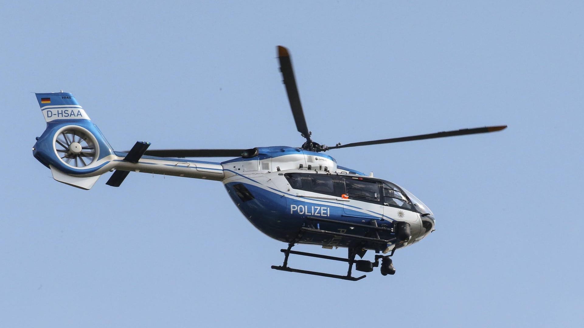 Polizeihubschrauber im Einsatz: Ein Hubschrauber unterstützte die Polizei bei der Verfolgung des Autofahrers. Polizeihubschrauber im Einsatz: Ein Hubschrauber unterstützte die Polizei bei der Verfolgung des Autofahrers.