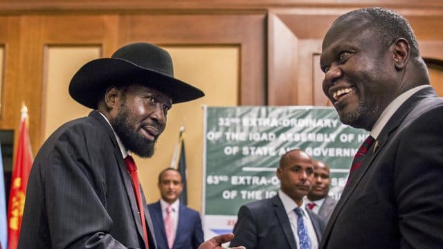 Salva Kiir (l), Präsident des Südsudan, und Riek Machar, Oppositionsführer, geben sich die Hand. Salva Kiir (l), Präsident des Südsudan, und Riek Machar, Oppositionsführer, geben sich die Hand.