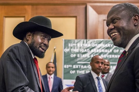 Salva Kiir (l), Präsident des Südsudan, und Riek Machar, Oppositionsführer, geben sich die Hand.