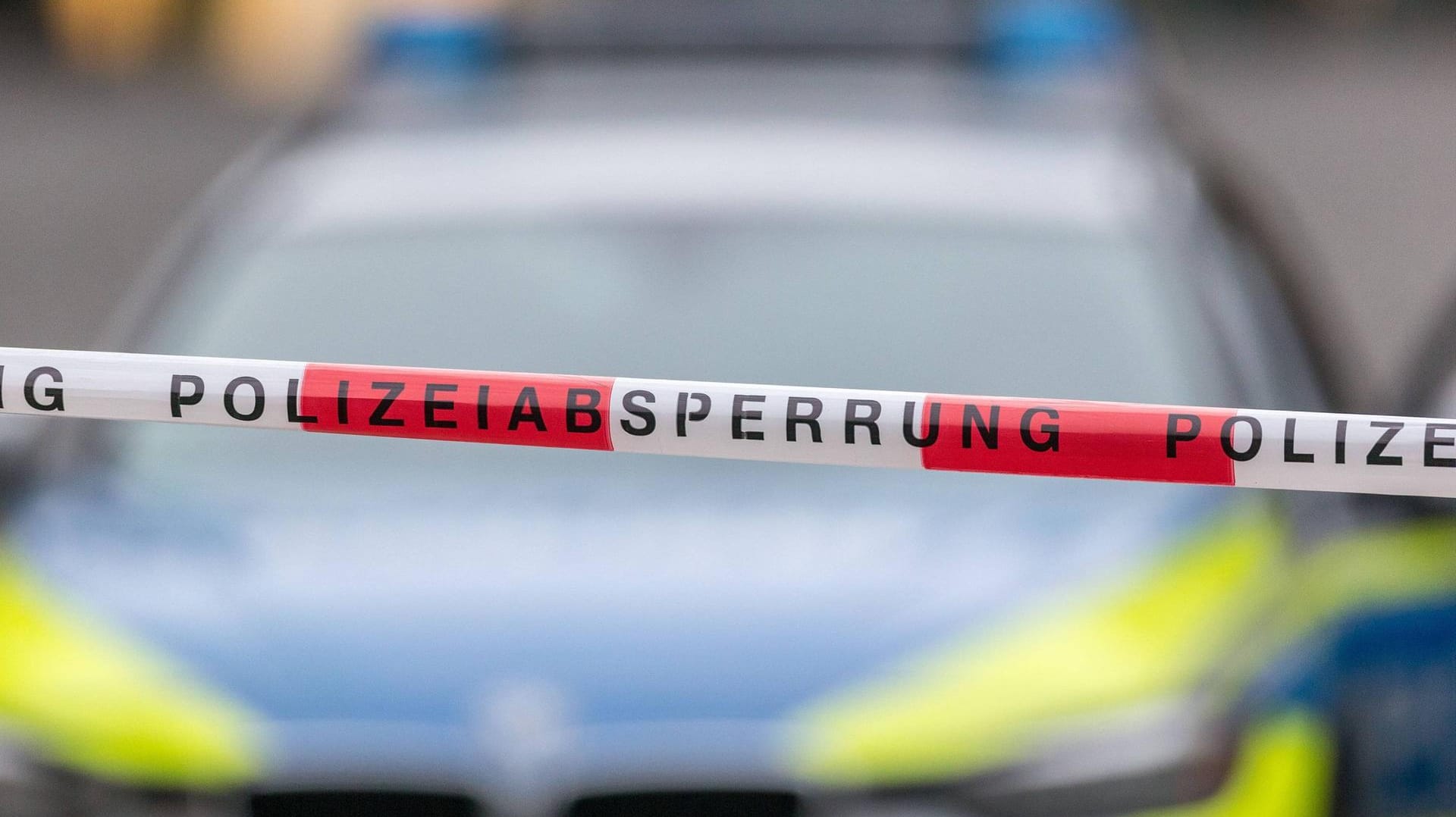 Polizeiabsperrung vor einem Polizeiwagen: Der Täter kannte sein Opfer seit Jahren. (Symbolbild) Polizeiabsperrung vor einem Polizeiwagen: Der Täter kannte sein Opfer seit Jahren. (Symbolbild)
