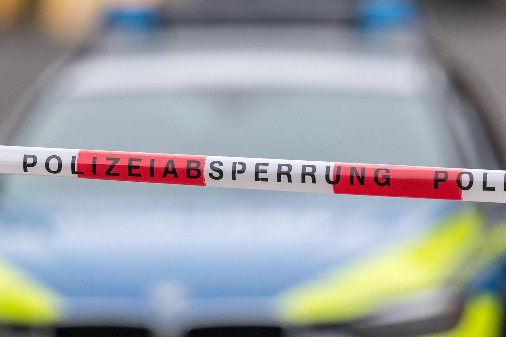 Polizeiabsperrung vor einem Polizeiwagen: Der Täter kannte sein Opfer seit Jahren. (Symbolbild)