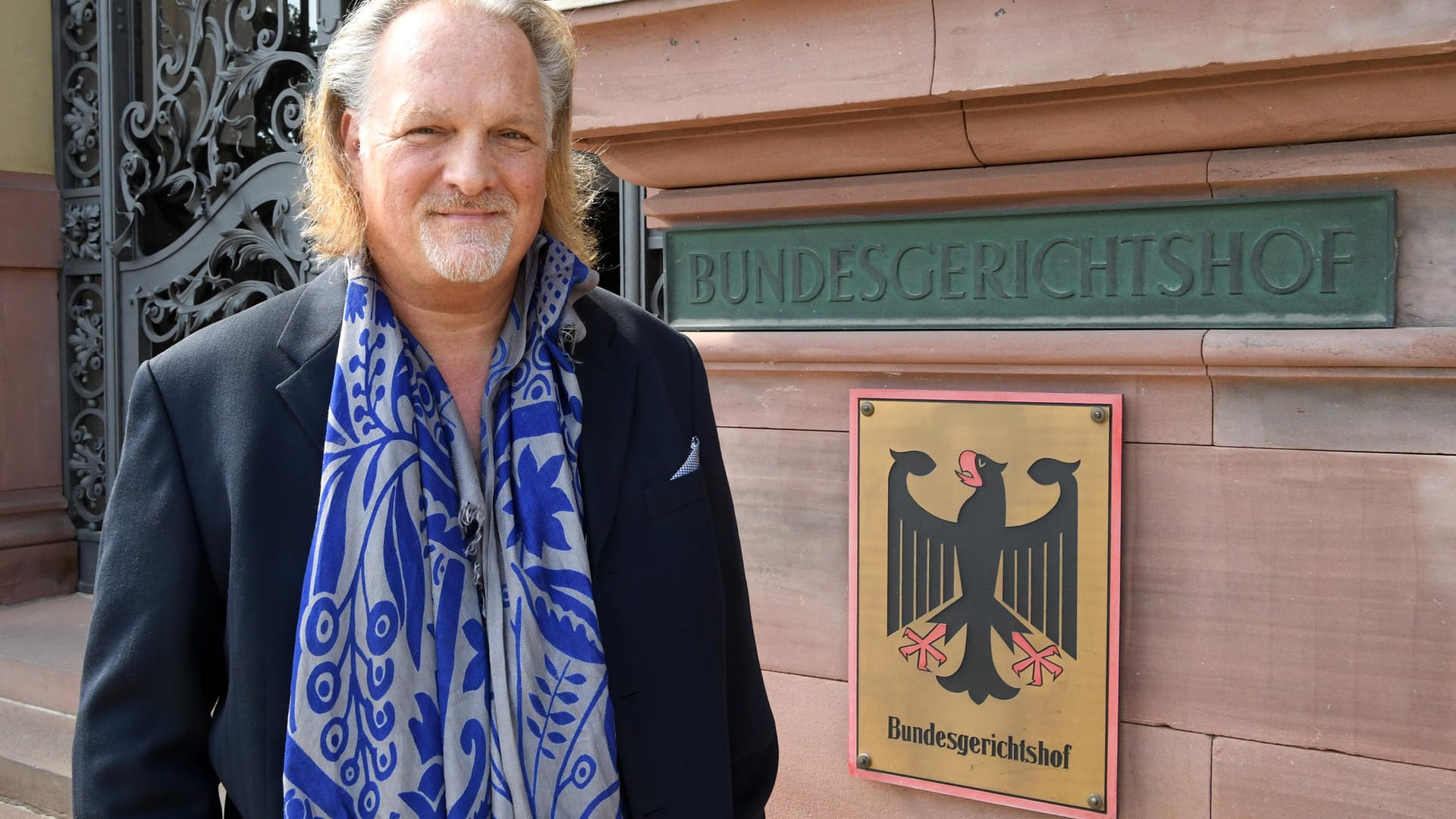 Frank Peterson vor dem Bundesgerichtshof in Karlsruhe: Der Musikproduzent hat YouTube und Google wegen Urheberrechtsverstößen durch seine Nutzer verklagt.