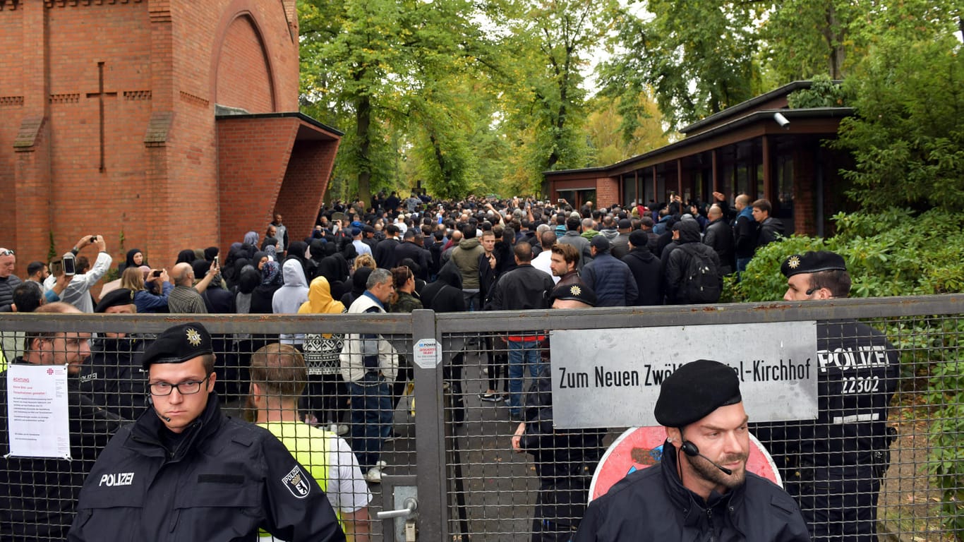 Polizisten bei der Sicherung der Beerdigung von Nidal R.: Auf dem Neuen Zwölf-Apostel-Kirchhof in Schöneberg versammelten sich zahlreiche Trauergäste. Nidal R. wurde auf offener Straße erschossen.