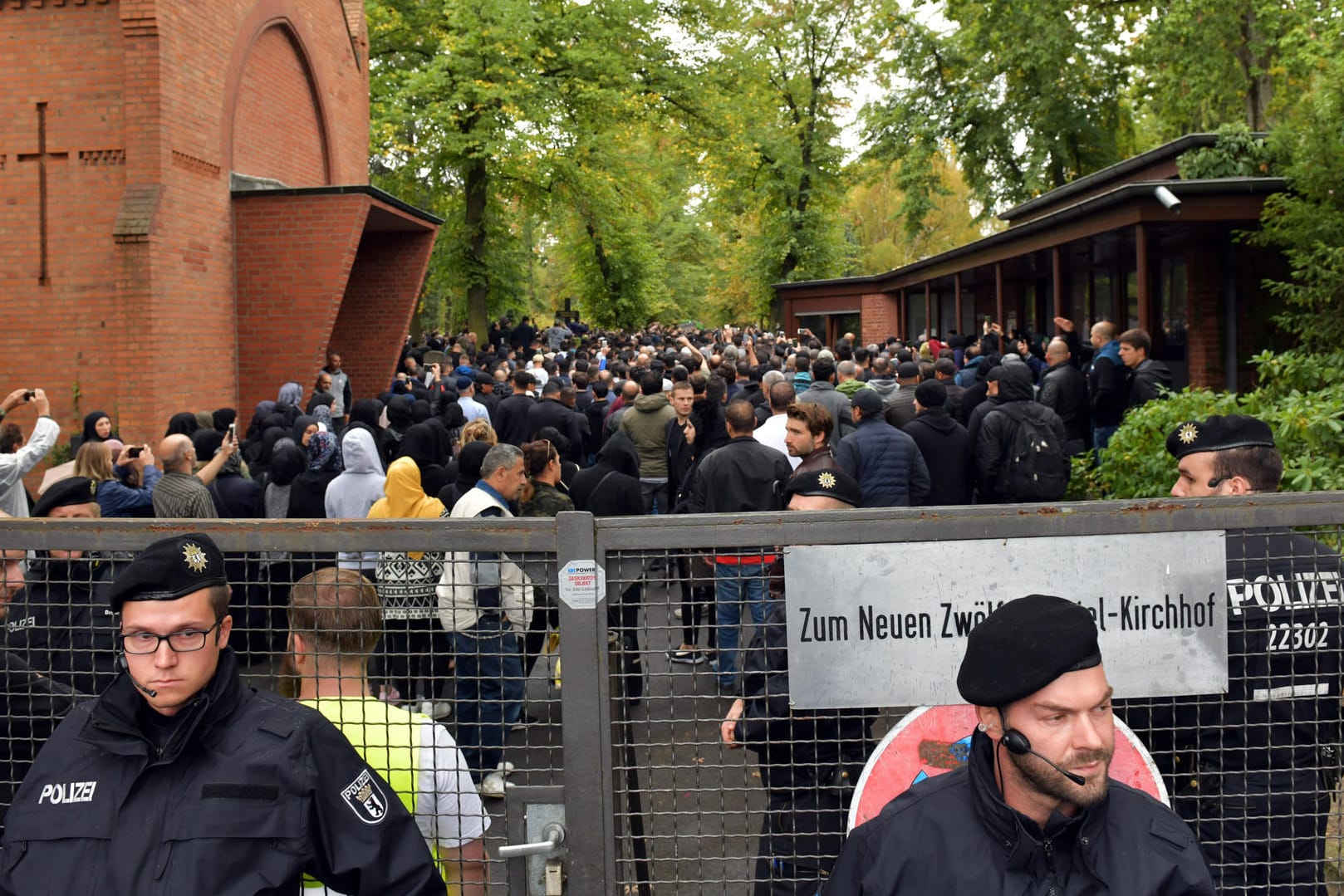 Polizisten bei der Sicherung der Beerdigung von Nidal R.: Auf dem Neuen Zwölf-Apostel-Kirchhof in Schöneberg versammelten sich zahlreiche Trauergäste. Nidal R. wurde auf offener Straße erschossen.