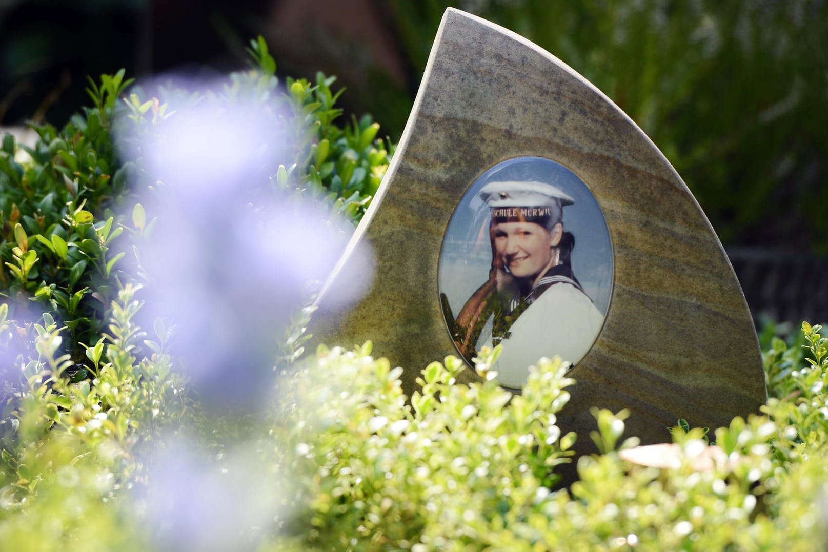 Der Grabstein von Jenny Böken: Die Soldatin kam auf der "Gorch Fock" ums Leben.