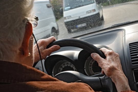 Asistenzsysteme wie Kurven- und Abbiegelicht sowie ein adaptives Fernlicht können Senioren im Straßenverkehr unterstützen.