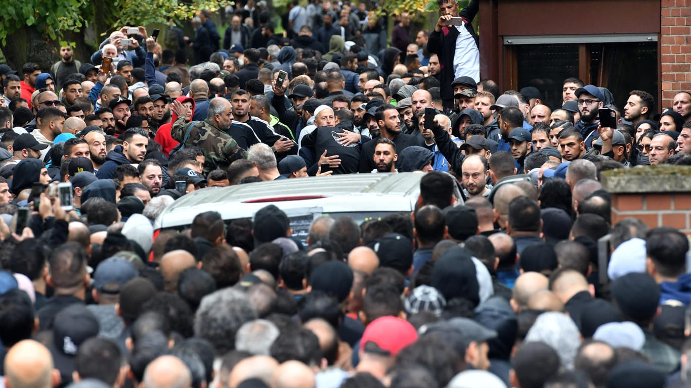 Unzählige Trauergäste begleiten den Sarg des erschossenen Nidal R. während der Beisetzung.