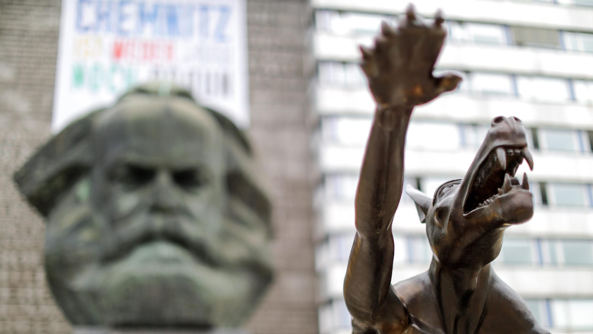 Kunstaktion gegen Hetze und Gewalt in Chemnitz (Symbolfoto): Ein Bronze-Wolf des Künstlers Opolka steht mit Hitlergruß vor dem Karl-Marx-Monument.